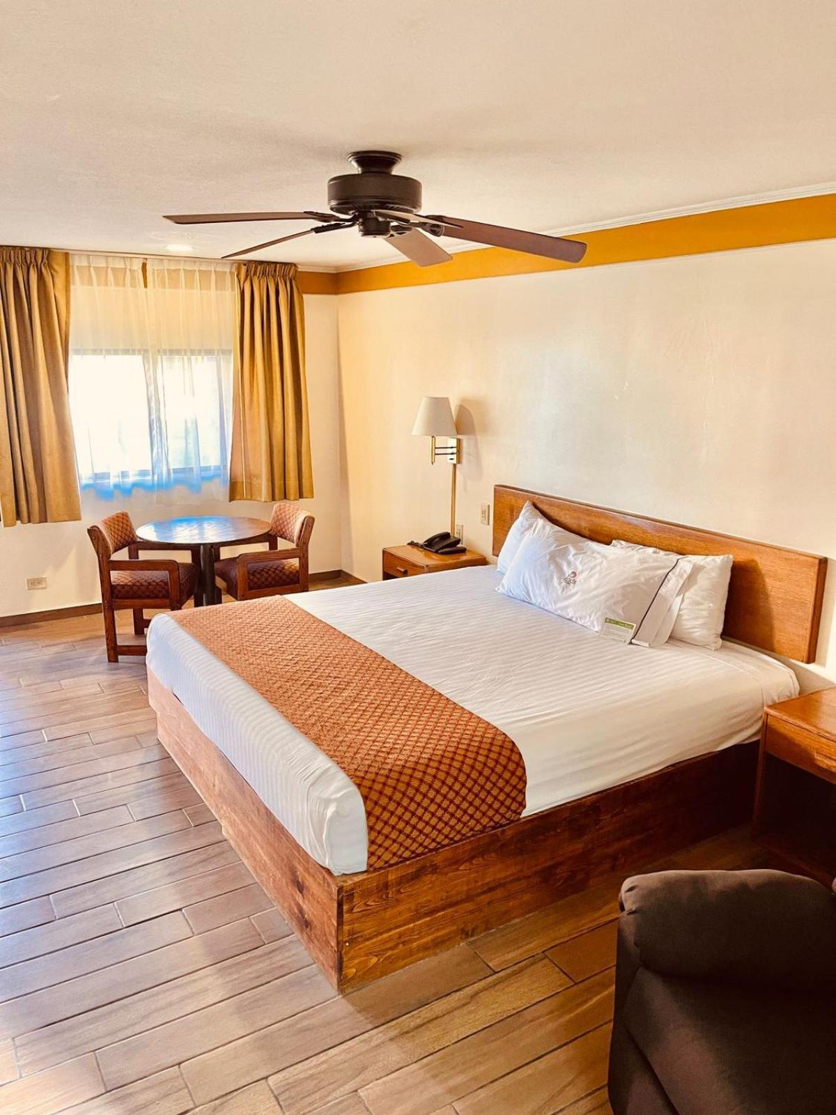 Hotel Santa Fe Camargo ภายนอก รูปภาพ